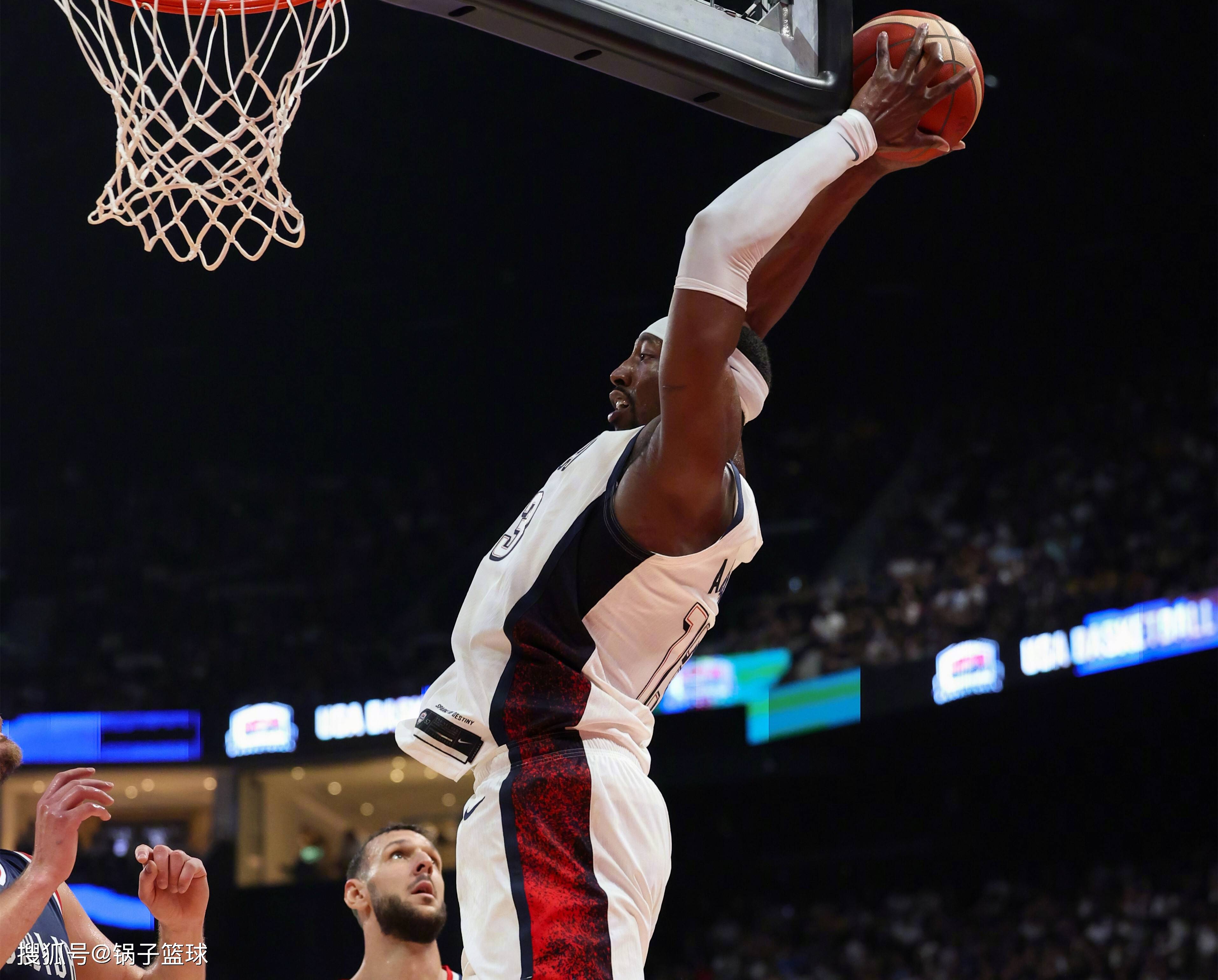 开云体育下载-浓眉哥连续五场比赛得分超过锐不可当，FPX不断突破！-开云体育下载