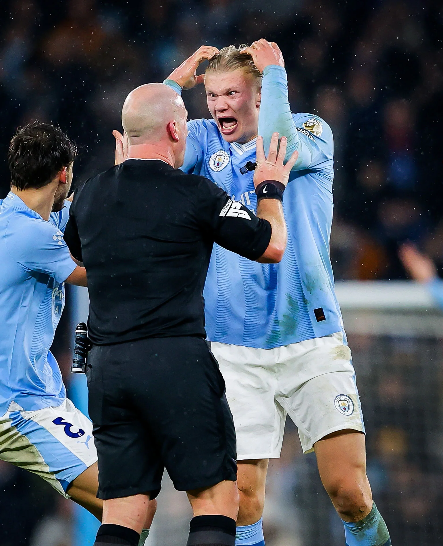 开云体育官网-哈兰德重返赛场，表现优异首场状态出色，中国队观众沸腾！-开云体育官网